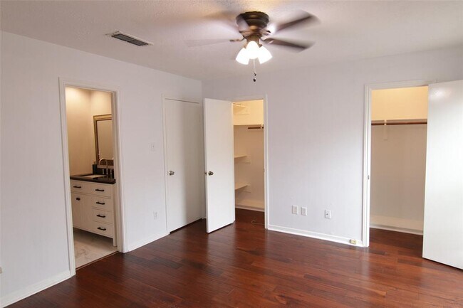 Building Photo - 926 Memorial Village Dr