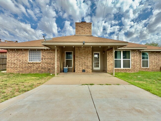Building Photo - House For Rent