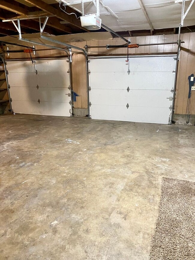 Building Photo - Large 3 Bedroom Split-Level Home With Office!