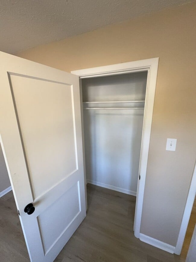 Building Photo - Beautifully Updated 3 Bedroom 2 Bath Home ...