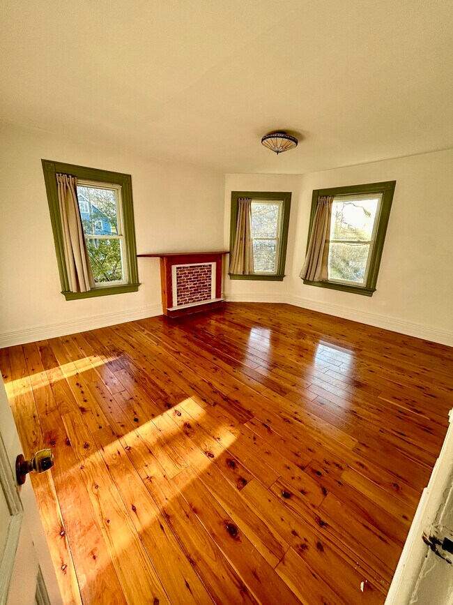 Building Photo - 82 Elm St