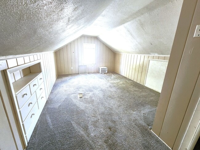 Building Photo - 3-bedroom single family - Available now!