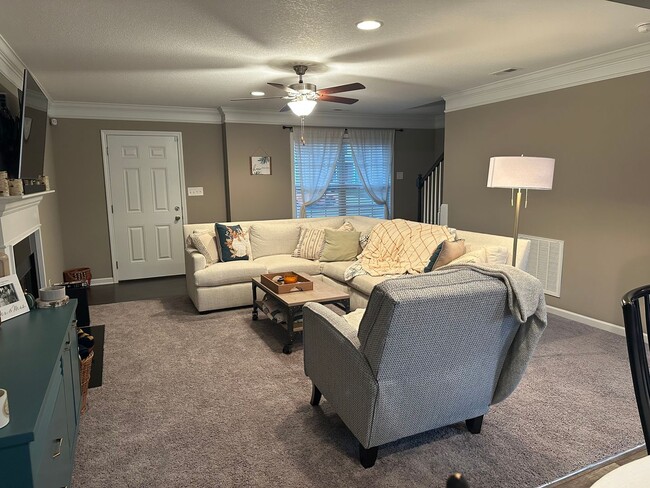 Building Photo - Maryville 37803 - 3 bedroom, 2.5 bath home - Contact Tanner Fee (865) 850-5103