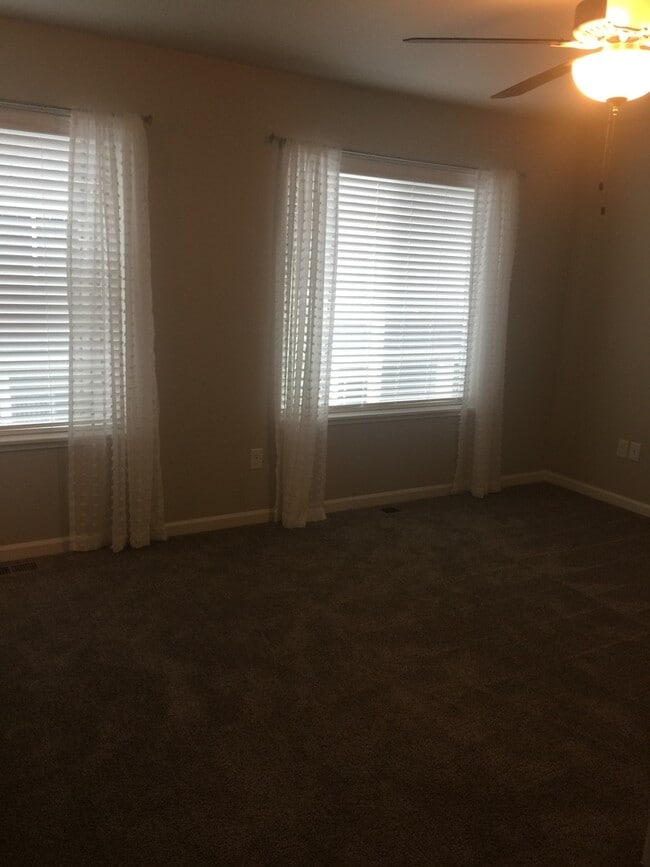 Building Photo - BEAUTIFUL 2 BEDROOM 2 BATHROOM TOWNHOUSE IN THE POINTE