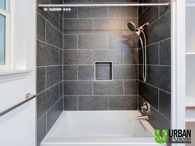 Building Photo - Bright 2 Bedroom Condo in Beautiful Libert...