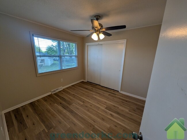 Building Photo - 403 Holiday Dr