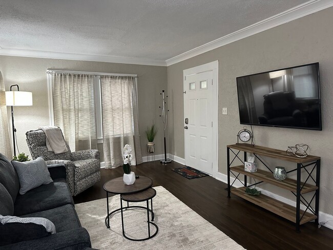 Building Photo - 2 Bedroom Home With 1 Car Garage