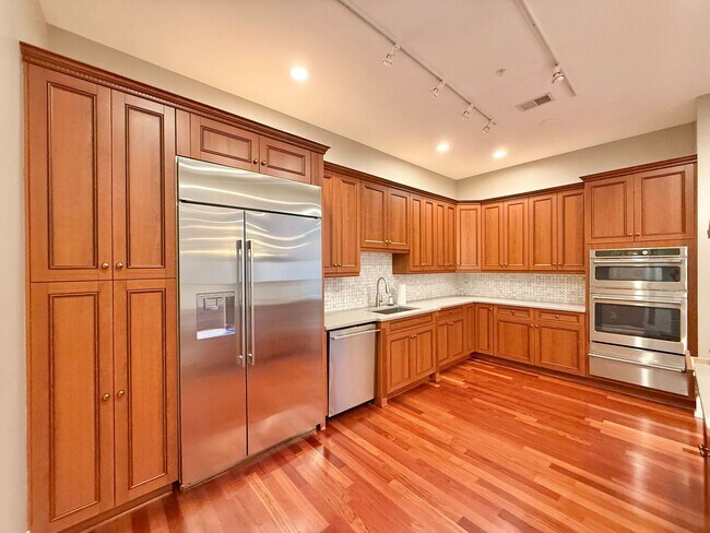 Building Photo - Luxurious Downtown Raleigh Condo with High...