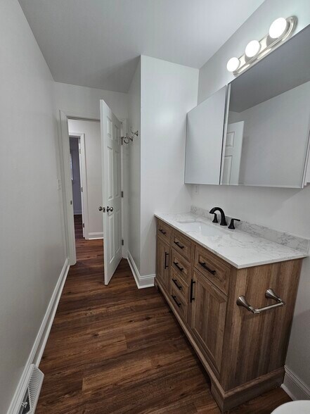 Building Photo - 61 Edwards Ave