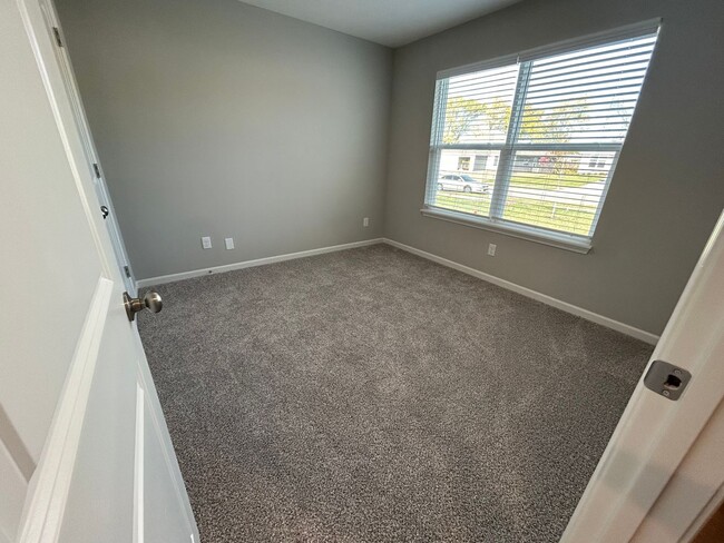 Building Photo - 620-622 Fall Meadow