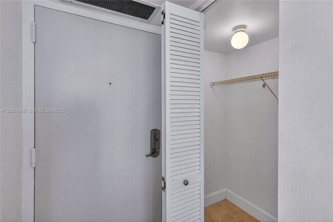 Building Photo - 600 NE 36th St