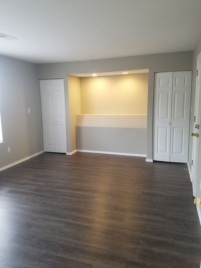 Building Photo - Beautiful Two Bedroom 2 bath Apartment wit...