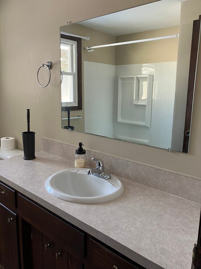 Another picture of the bath. - 1525 Commanche Ave