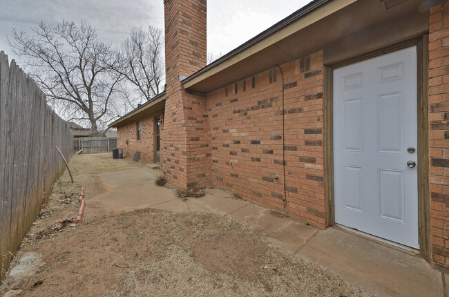 Building Photo - Bed | 2 Bath | 2 Car Garage - Putnam City ...