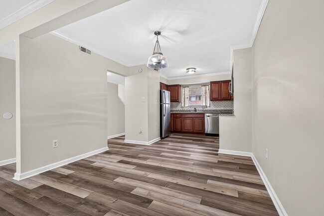 Building Photo - Live Minutes from Downtown Charleston and Local Favorites