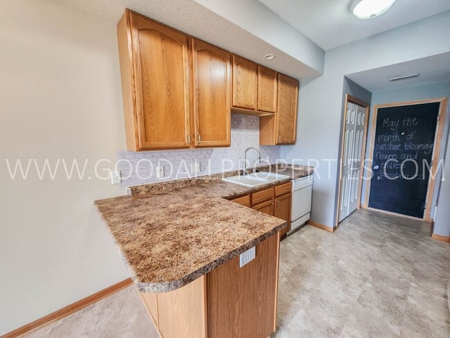 Building Photo - 2 Bedroom 2.5 Bath Townhome In West Des Mo...