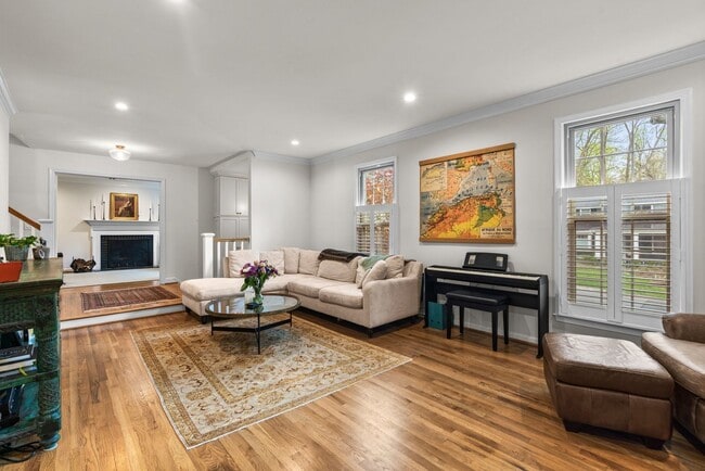 Building Photo - 4 Bed 4.5 Bath - Bethesda  Single Family Colonial - 2 Car Garage
