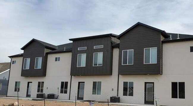 Building Photo - Beautiful Townhome in Cross Hollow Hills! ...