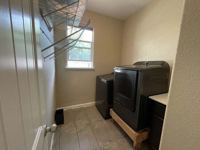 Building Photo - 1348 Encore Dr