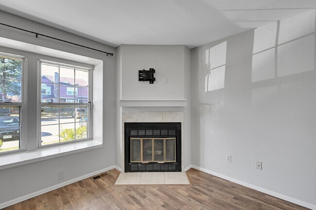 Building Photo - $2,195.00 - 2 Bed, 1.5 Bath, Townhome in L...