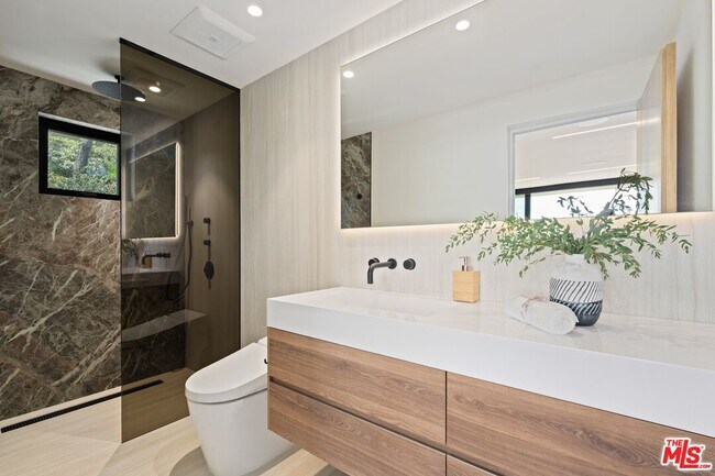 Building Photo - 2501 Banyan Dr