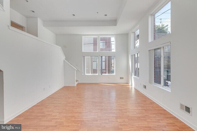 Building Photo - 228 W George St