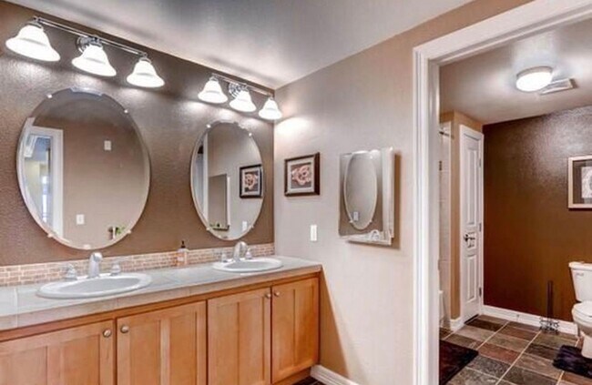 Building Photo - Stunning “Treehouse” Top-Floor Condo – 2 Bed / 2 Bath | One Block from City Park