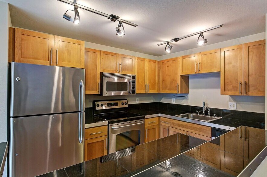 Building Photo - 3661 Phinney Ave N