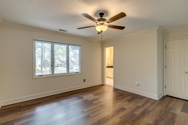 Building Photo - Conveniently located in midtown Savannah