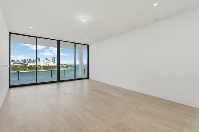 Building Photo - 5 Grove Isle Dr