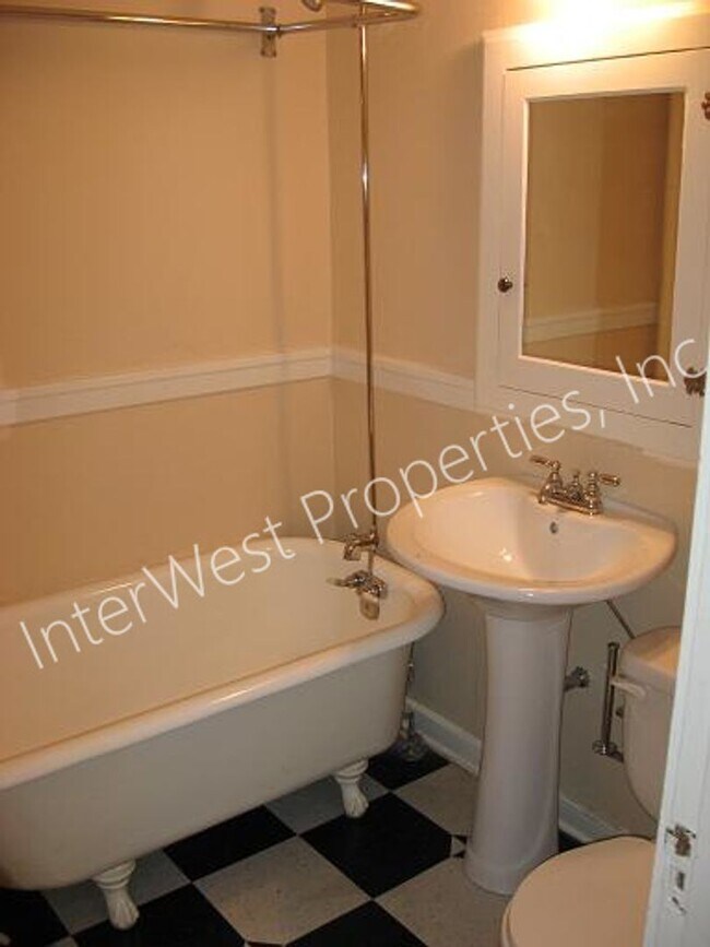 Building Photo - *1ST MONTH'S RENT FREE PROMO* Studio Unit in the Alphabet Dist w/hardwoods & W/S/G included in th...