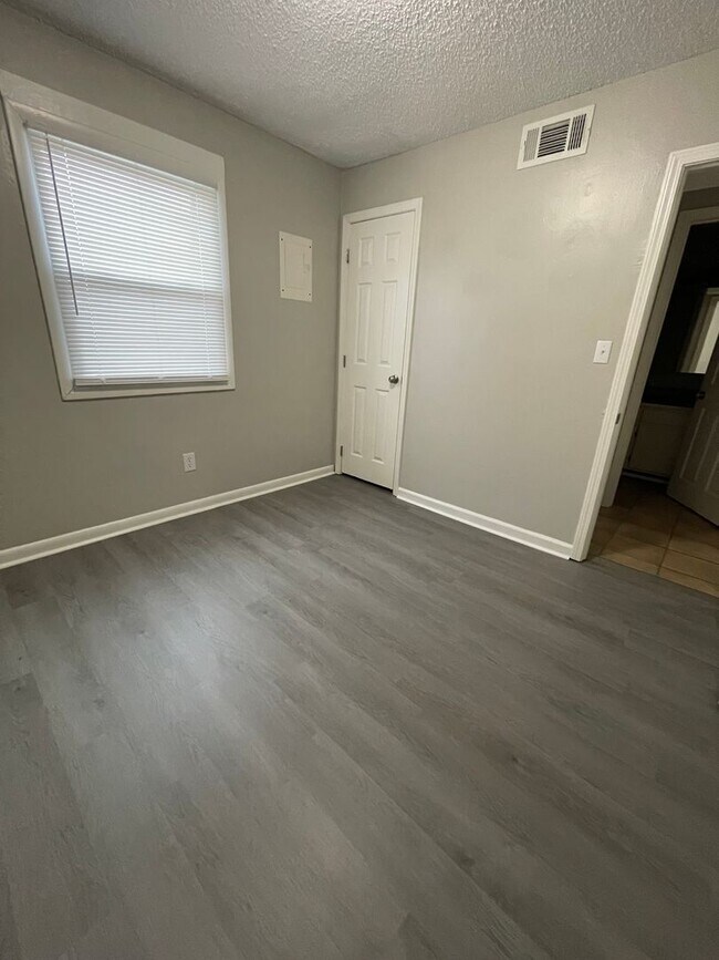 Building Photo - City Walk Apartments!