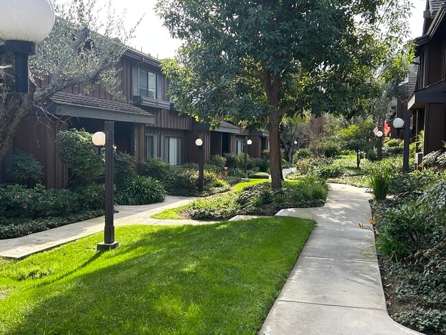 Building Photo - 1327 Westmont Dr