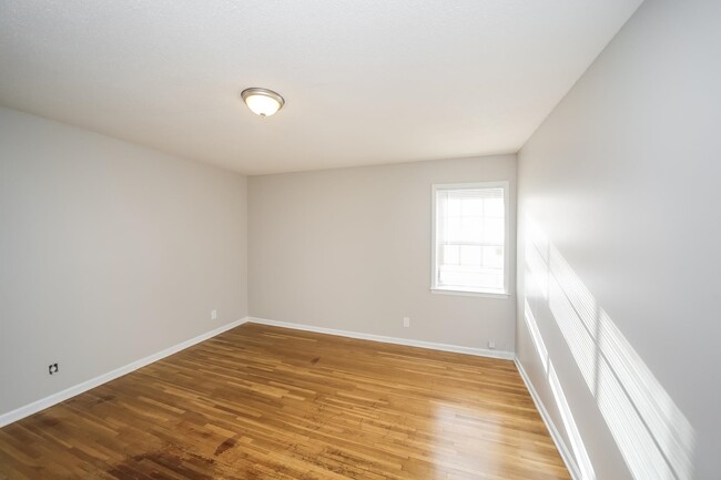 Building Photo - 4346 Gardenview Dr