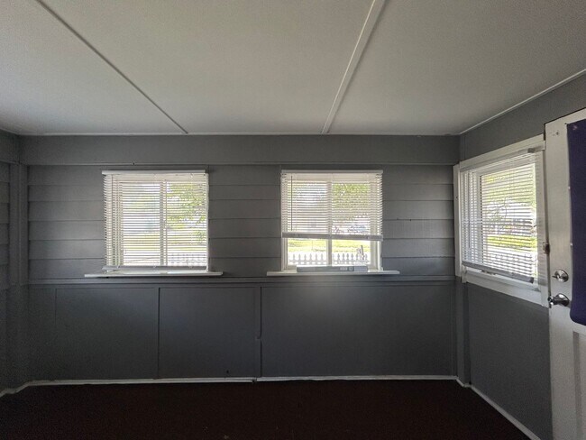 Building Photo - 2 Bedroom House-Available Now!