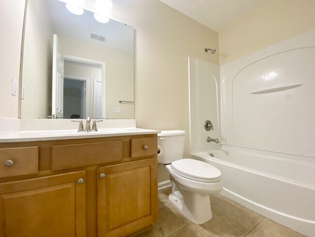 Building Photo - Charming Four-Bedroom Home in Bluffton wit...