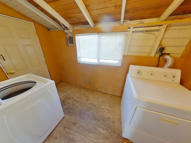 Building Photo - Charming 1Bed/1Bath House!