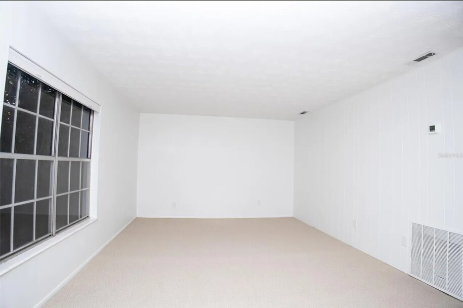 Large Livingroom - 5331 Hansel Ave