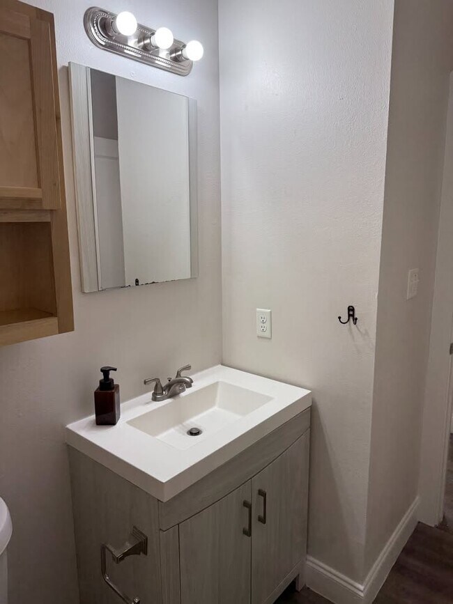 Building Photo - 324 Cummings St