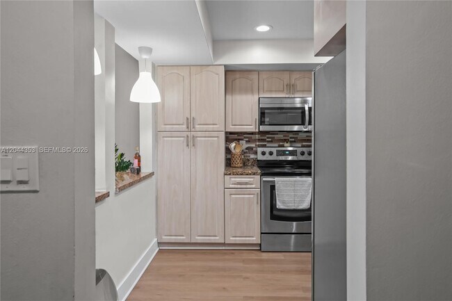 Building Photo - 9015 SW 96th Ave
