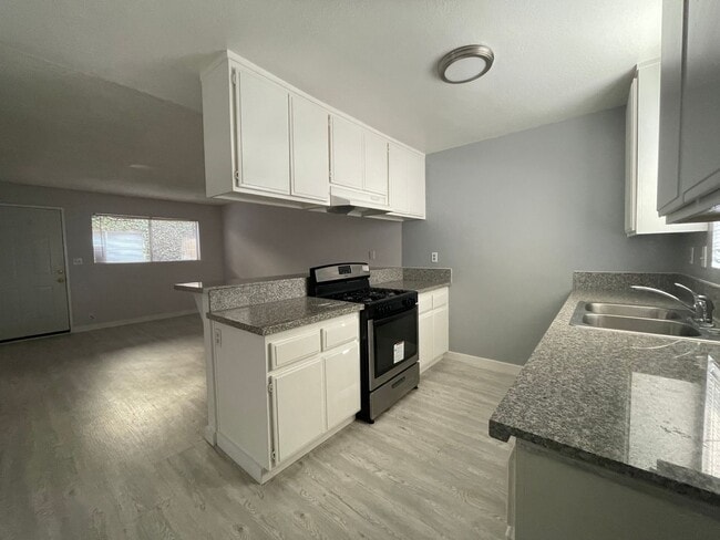 Building Photo - Spacious and Bright Upper Level Unit Ready For Move In!