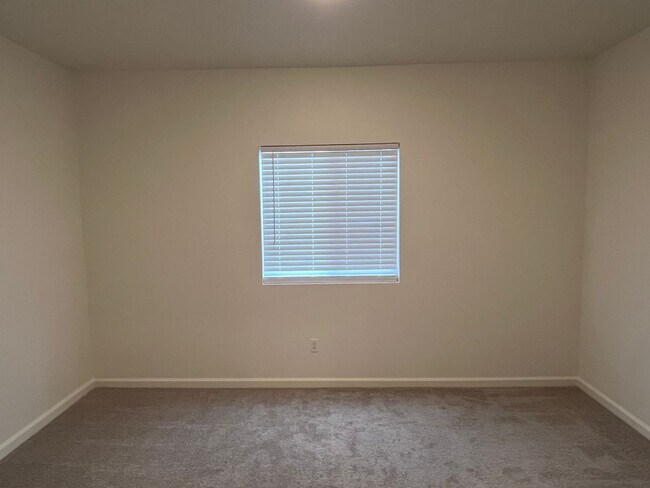 Building Photo - BEAUTIFUL NEWER HOME IN WEST ROSEVILLE!!