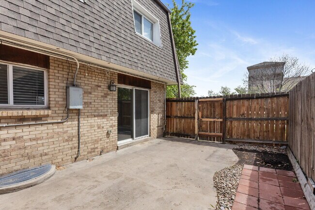 Building Photo - Southgelnn Townhome - 3 Bedrooms - 3 Bathr...