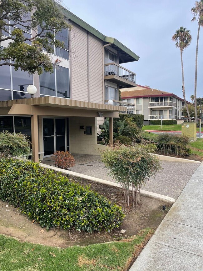 Building Photo - Spacious, open loft-style one bedroom with...