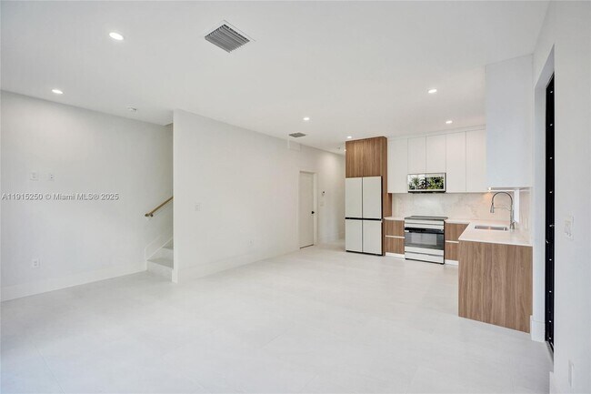 Building Photo - 119 NE 118th St