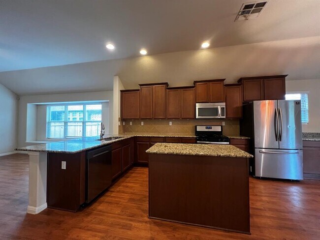 Building Photo - 2708 Cottonwood Shores Dr