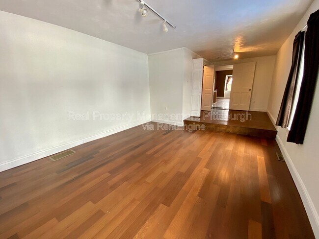 Building Photo - 1912 Jane St