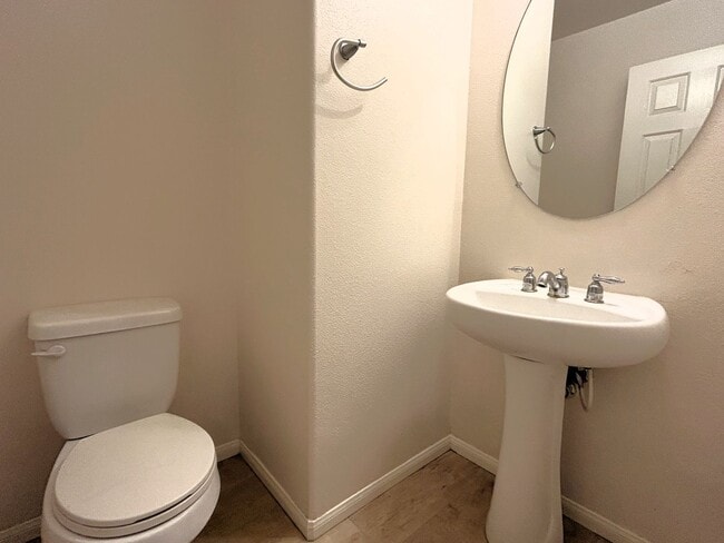 Building Photo - 2 Bedrooms/ 3 Bathrooms