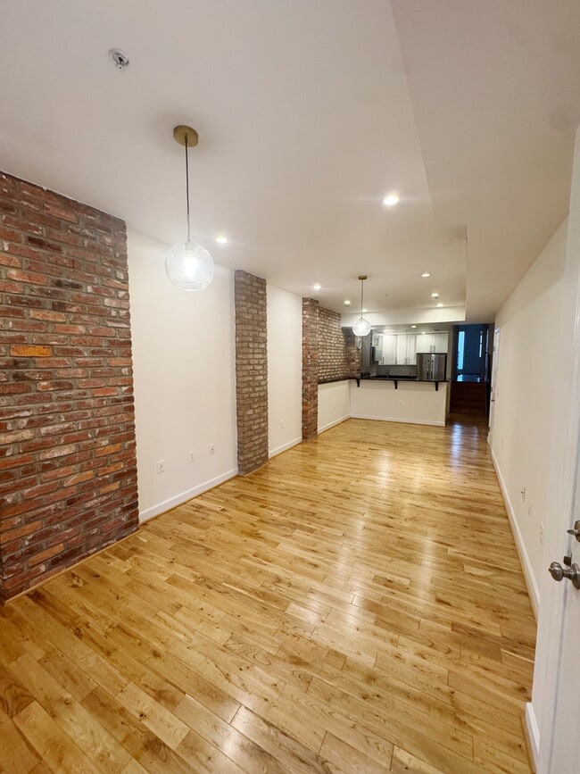 Building Photo - 2242 Ontario Rd NW