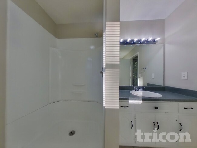 Building Photo - 303 Lowe Ct NW